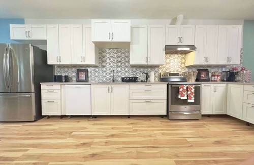 Port Colborne House | BIG Family Suite 2 King Beds Piano Games Sleeps 12