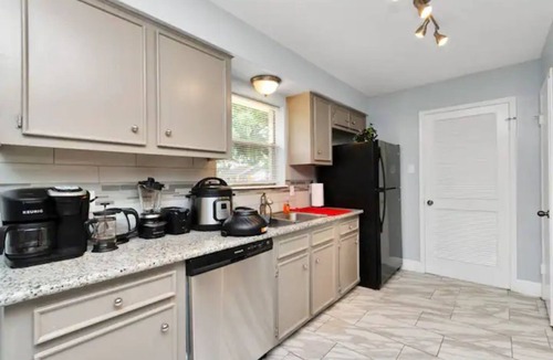 Shenandoah House | Big Groups and Pet Welcome Slps 13, Near Hospitals, Concerts, Sport facilities.