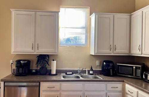 New Pathways House | Big Groups Central Memphis stay-5BR/4BA w/Parking - Walk to FedEx Forum&Beale St