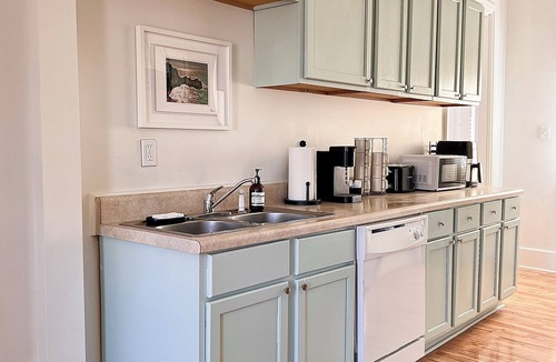 New Pathways House | Big Groups Central Memphis stay-5BR/4BA w/Parking - Walk to FedEx Forum&Beale St