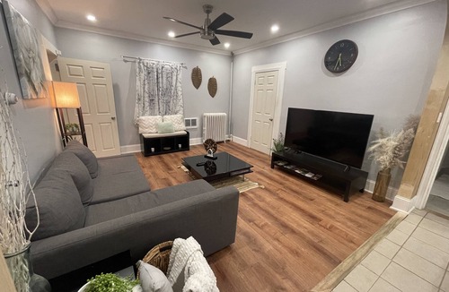 Everett House | “Big Groups” Lovely Spacious Cozy Home