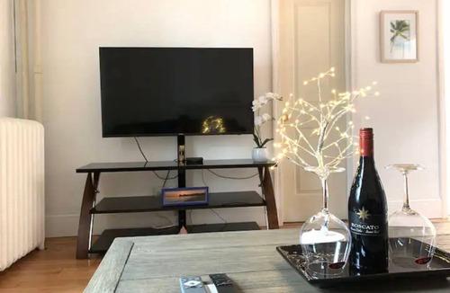 Everett House | “Big Groups” Lovely Spacious Cozy Home