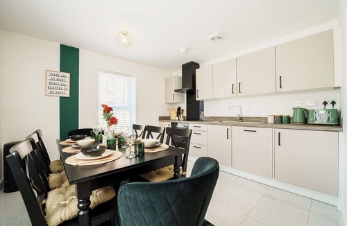 Killingbeck House | Big Groups Welcome, Modern 4BR, Parking & WiFi