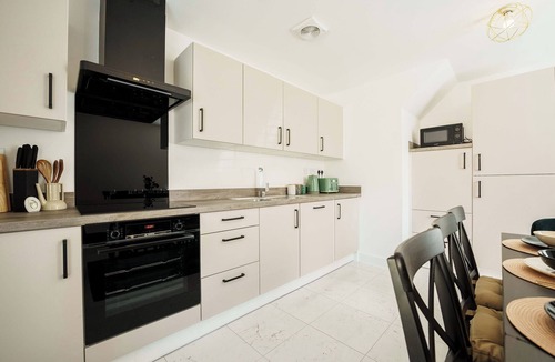 Killingbeck House | Big Groups Welcome, Modern 4BR, Parking & WiFi