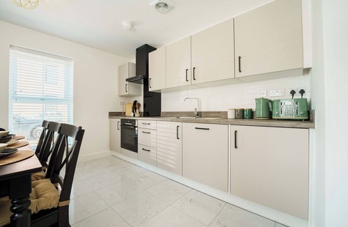 Killingbeck House | Big Groups Welcome, Modern 4BR, Parking & WiFi