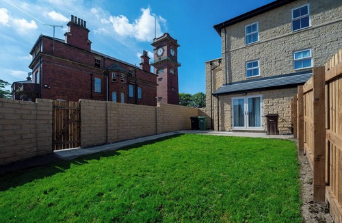 Killingbeck House | Big Groups Welcome, Modern 4BR, Parking & WiFi