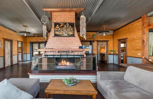 Big Hill House | Big Hill Rustic Retreat - BYO Linen