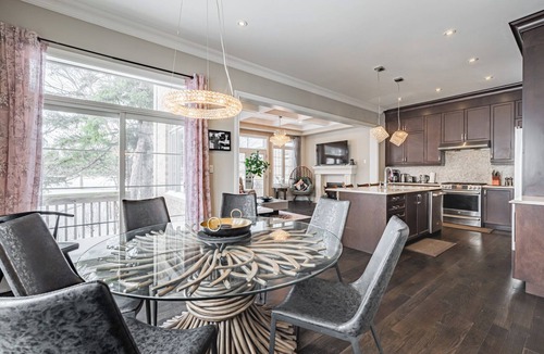 Cooksville House | Big House near China Town, Airport, Mississauga South