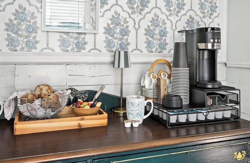 Sayles Blvd. Area House | Big House on Highland: Your Country Escape