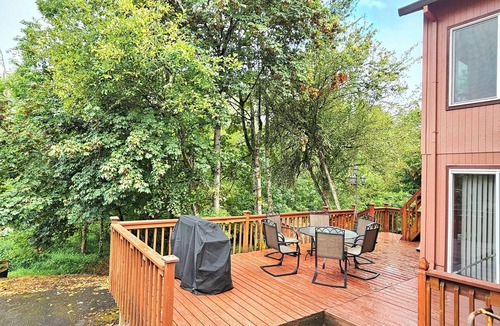 Orenco House | Big House w/Lush Backyard Oasis