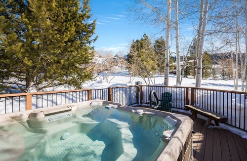 Steamboat Springs House | Big Kitchen - On Ski Bus Line - Comm Hot Tub