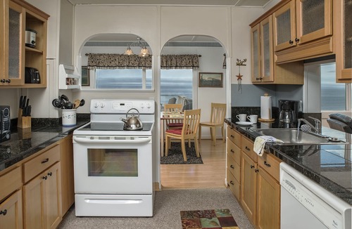 Nelscott House | Big oceanfront deck, hot tub , picnic table & comfy patio chairs