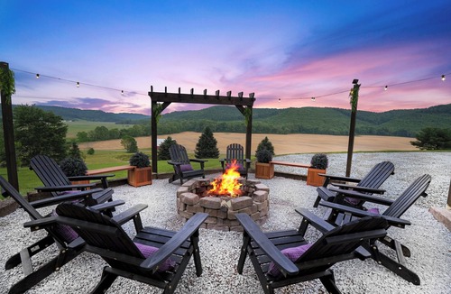 Laurelville House | Big Pine Alpine | EpicViews, HotTub, Pickleball, GameRoom, Gym & More