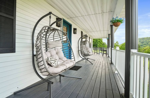 Laurelville House | Big Pine Alpine | EpicViews, HotTub, Pickleball, GameRoom, Gym & More