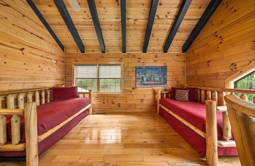 Logan Cabin | Big Pine Luxury Lodge-Master Bedroom En-Suite & Private Covered Deck-Hot Tub