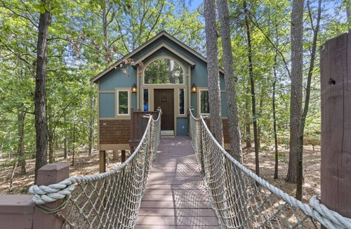 Eureka Springs Cottage | Big Pine Treehouse with Jacuzzi