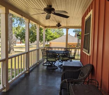 Frankston House | Big Red Spacious, sleeps six & pet friendly!