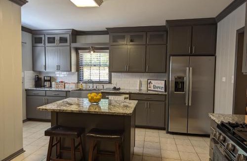 Frankston House | Big Red Spacious, sleeps six & pet friendly!