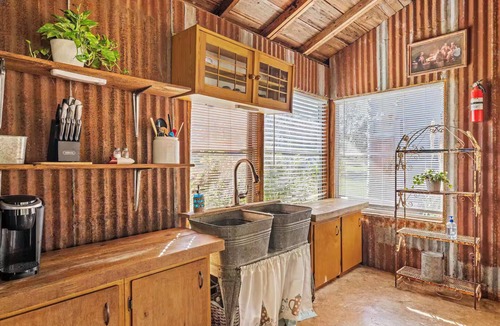Gholson Cabin | Big Rocks on the Brazos River Retreat