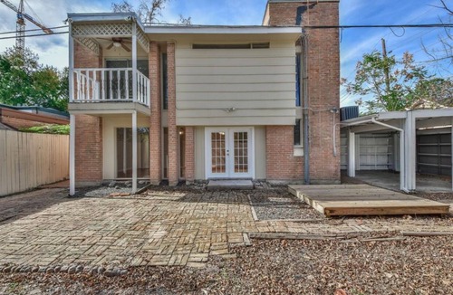 Houston House | BIG room with multiple beds