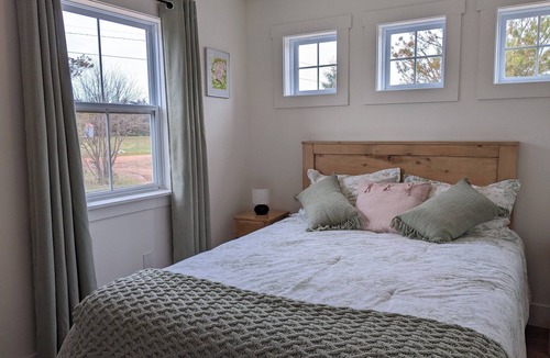 Lakeside Cottage | Big Sea Beach House.. 3 bedroom cottage in an oceanside subdivision