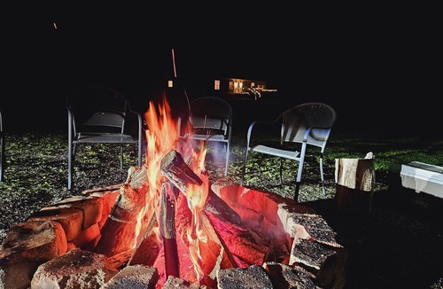 Alto Pass Cabin | Big Sky Cabin! ! On the Wine Trail! Fire Pit! Pool Table! Large Deck!n