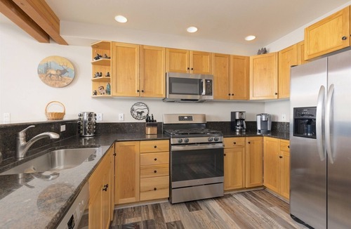 Saddle Ridge House | Big Sky Luxury 2BR w/2 King Suites - Hot Tub - Mtn Views - New Bathrooms