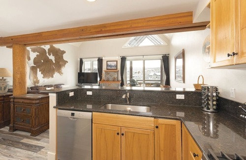 Saddle Ridge House | Big Sky Luxury 2BR w/2 King Suites - Hot Tub - Mtn Views - New Bathrooms