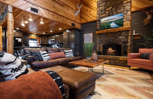 Broken Bow House | Big Sky Mountain Lodge-Spectacular Views-Hot TubGameRoomPlay-SetHike To River