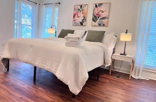 Farmington House | Big space inside and out, 15min to UofA w 1acre