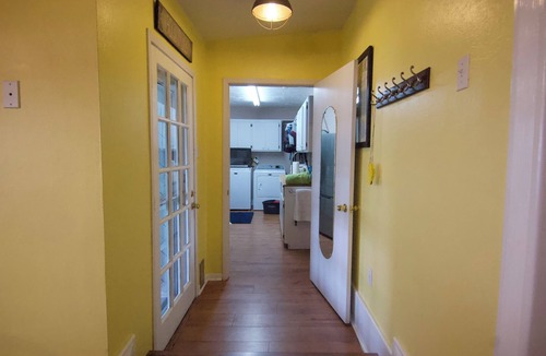 Trinity House | Big spacious home, 6 kayaks, firepit, fishing, boat space, next to Goat Island.