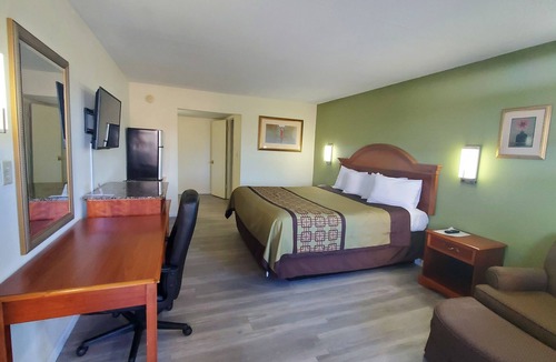 Madisonville Hotel | Big Spring Inn