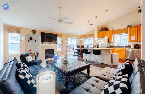 West Sacramento House | Big Stay Favorite, Backyard Workspace & Sleep 18