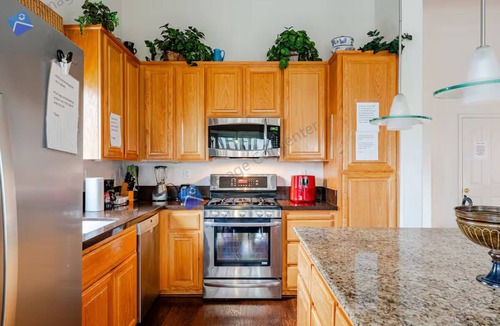 West Sacramento House | Big Stay Favorite, Backyard Workspace & Sleep 18