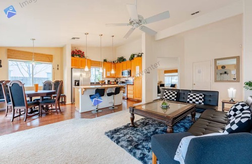 West Sacramento House | Big Stay Favorite, Backyard Workspace & Sleep 18