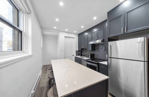 Cote-Des-Neiges—Notre-Dame-De-Grace Apartment | Big & sunny 4 bedrooms, 2 baths, sleep 12 apt