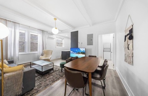 Cote-Des-Neiges—Notre-Dame-De-Grace Apartment | Big & sunny 4 bedrooms, 2 baths, sleep 12 apt