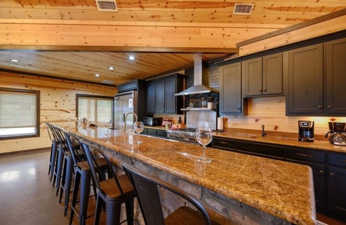 Broken Bow House | Big Timber Lodge: Spacious Retreat with Pool