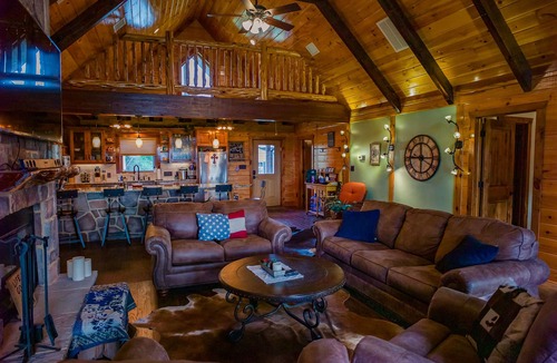 La Grange Cabin | Big View! Log cabin on the River
