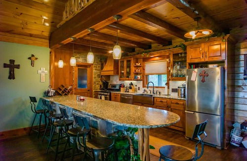 La Grange Cabin | Big View! Log cabin on the River