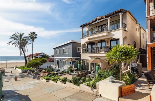 The Strand House | BIG VIEWS,ELEGANT,STEPS TO SAND AND TOWN