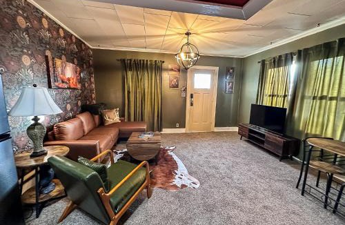 Russell Apartment | Bigfoot Bungalow-1BD1BABalcony-Downtown RS