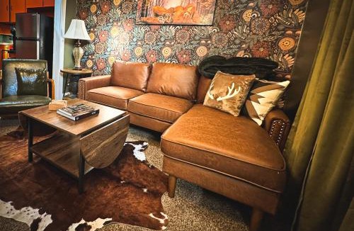 Russell Apartment | Bigfoot Bungalow-1BD1BABalcony-Downtown RS