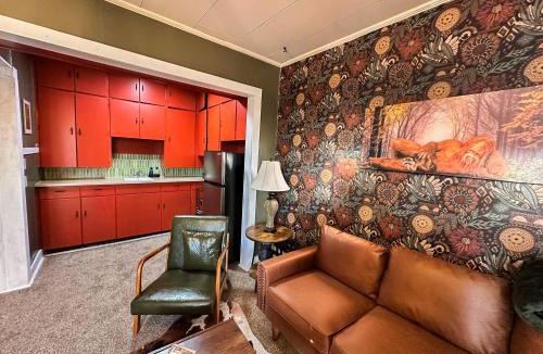 Russell Apartment | Bigfoot Bungalow-1BD1BABalcony-Downtown RS