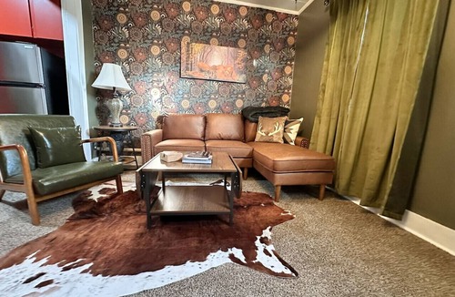 Russell Apartment | Bigfoot Bungalow-Downtown Russell 1BD/1BA/Balcony/Grill-2PP
