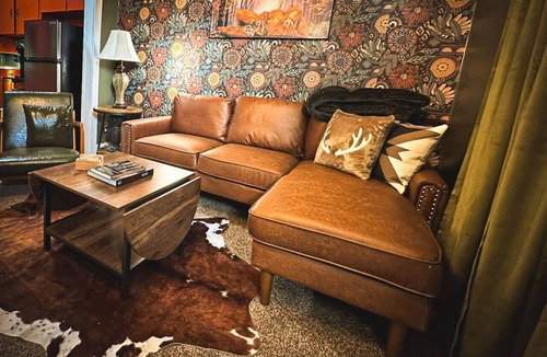 Russell Apartment | Bigfoot Bungalow-Downtown Russell 1BD/1BA/Balcony/Grill-2PP