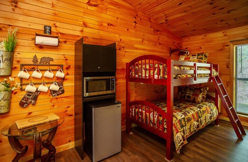 Benton Hotel | Bigfoot Lodge Room Four