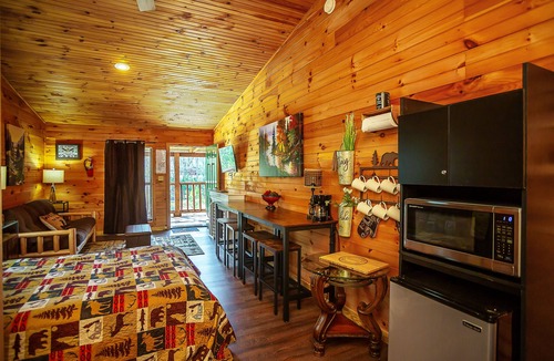 Benton Hotel | Bigfoot Lodge Room Four