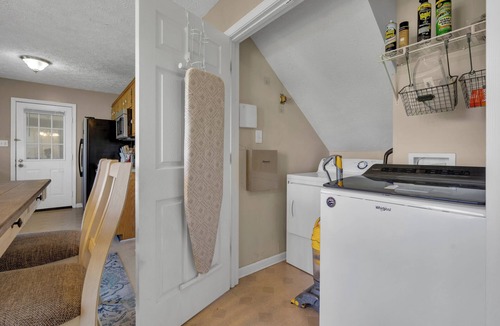 Oak Grove House | Bigger & Better 3BR Home for 8 | Mid-Term | King