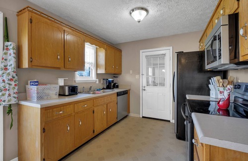 Oak Grove House | Bigger & Better 3BR Home for 8 | Mid-Term | King